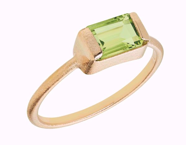 Heiring Square Gullring med peridot – elegant design tilgjengelig hos Gullsmed Danielsens Eftf.