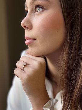 Enstens diamantring i 14 karat hvitt gull med diamant på 0,25 carat. Ringen har kraftig skinne og er fattet med 4 klør.