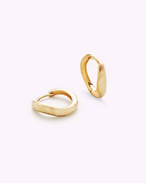 Philippa Studios Wave Satin Hoops Medium – øreringer i 18K gullbelagt 925 sterlingsølv med børstet finish og bølgende design. 